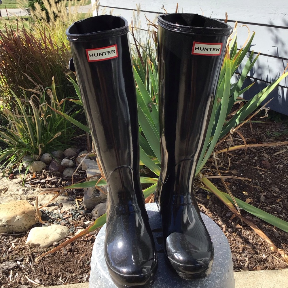 Hunter Tall Black Glossy Boots .size 6. EUC. Back strap .